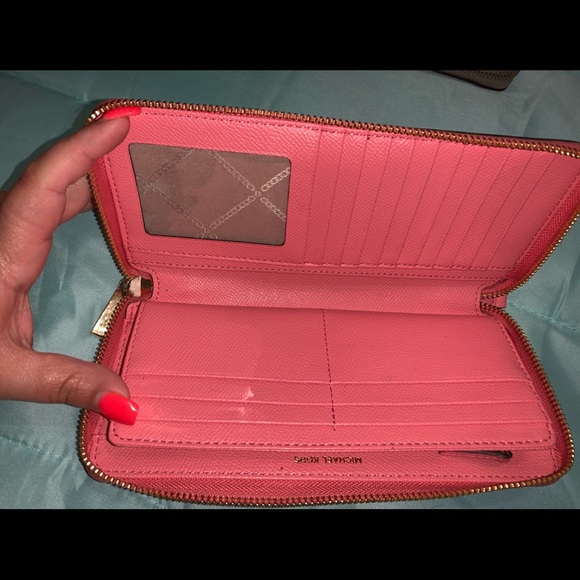 Michael Kors wallet - Picture 2 of 2